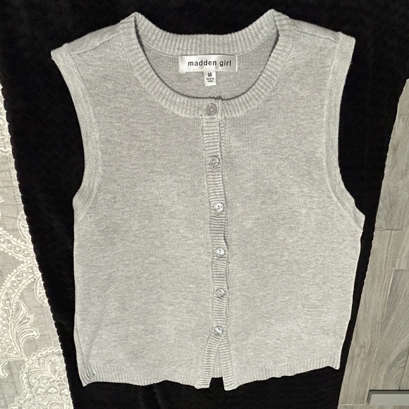 LIKE NEW! Women's Madden Girl Light Grey Knit Sweater Vest - MEDIUM - Picture 1 of 11